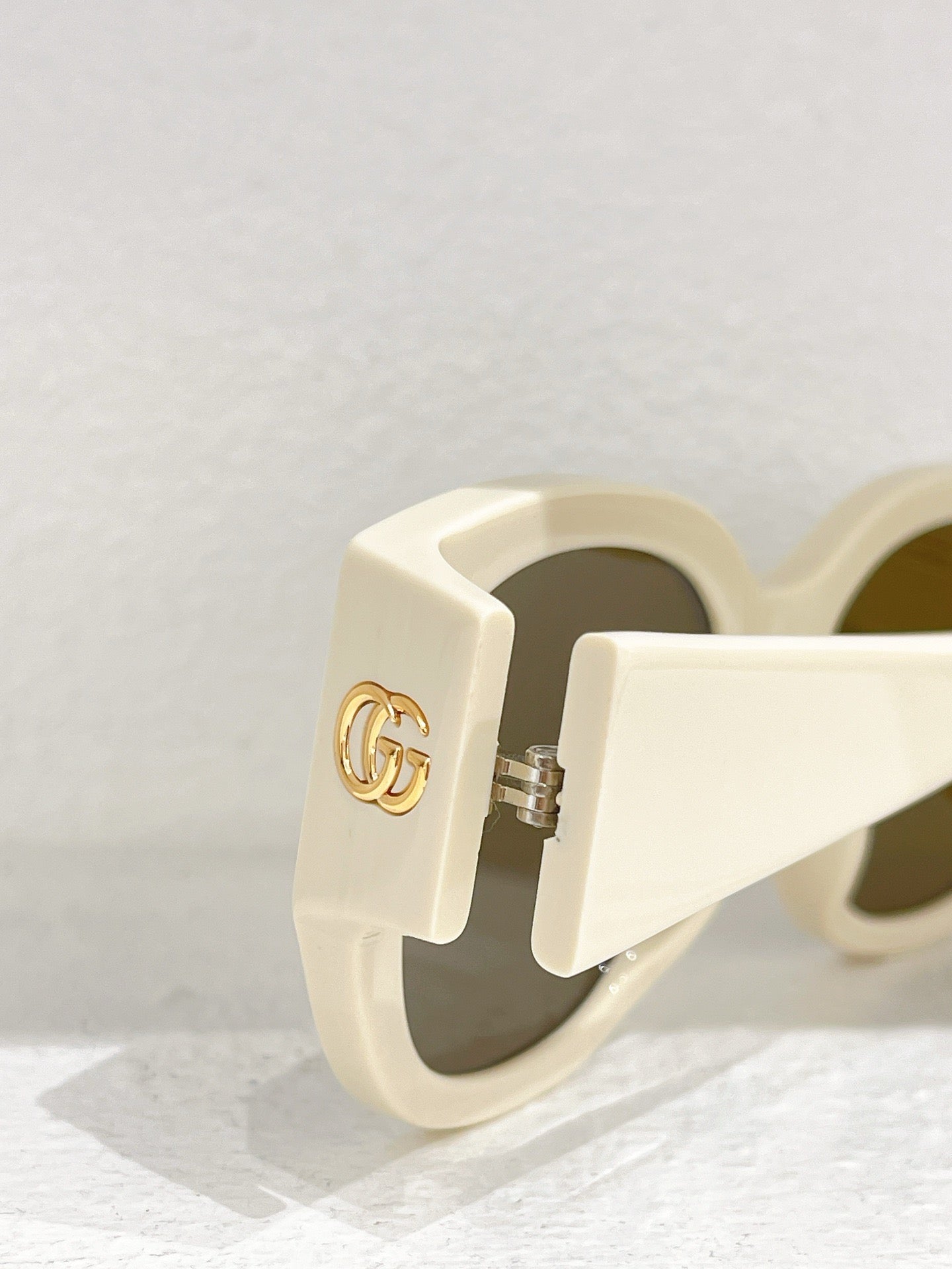 Schwarz-weiße Sonnenbrille