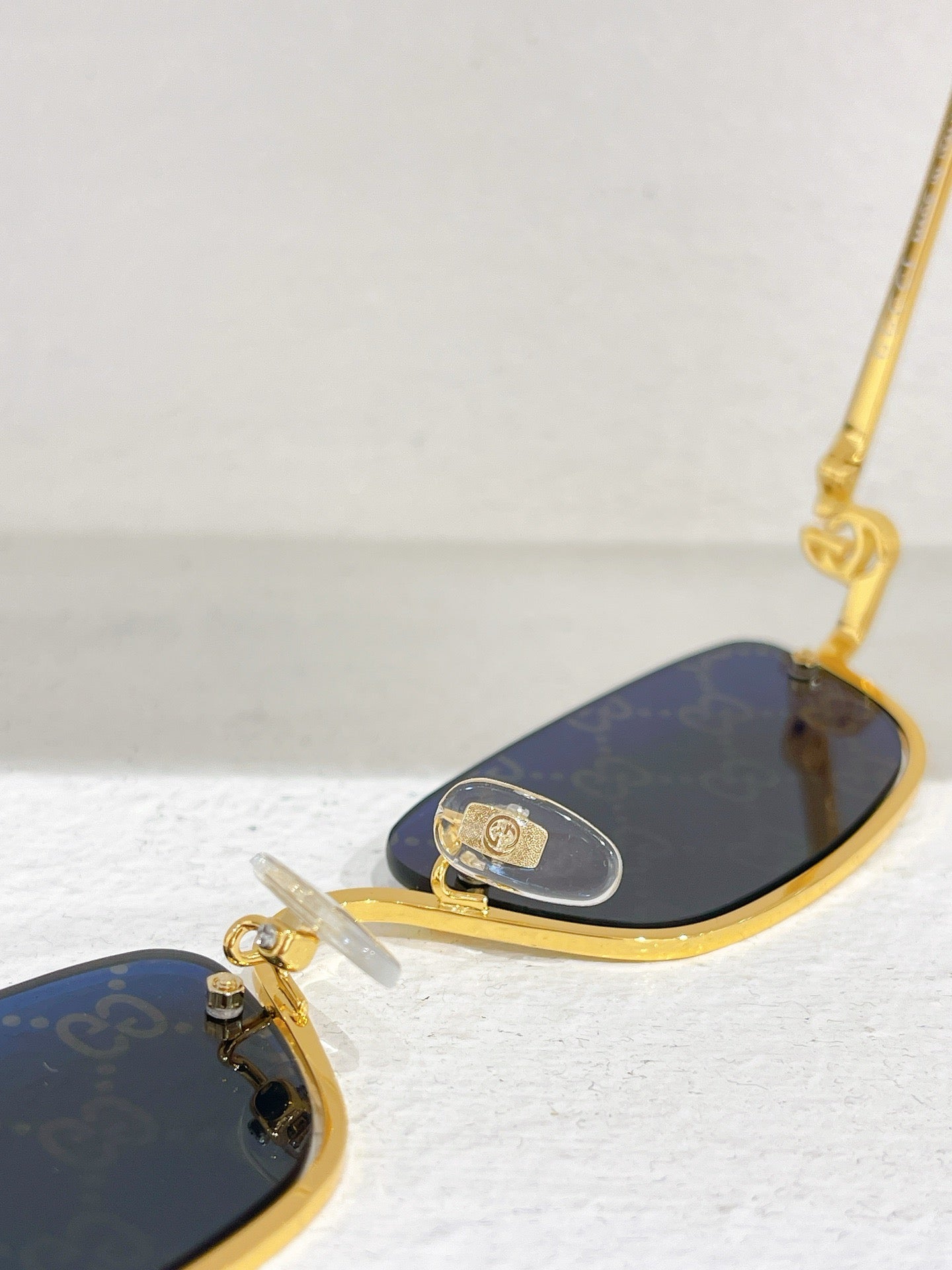 Mehrfarbige Sonnenbrille