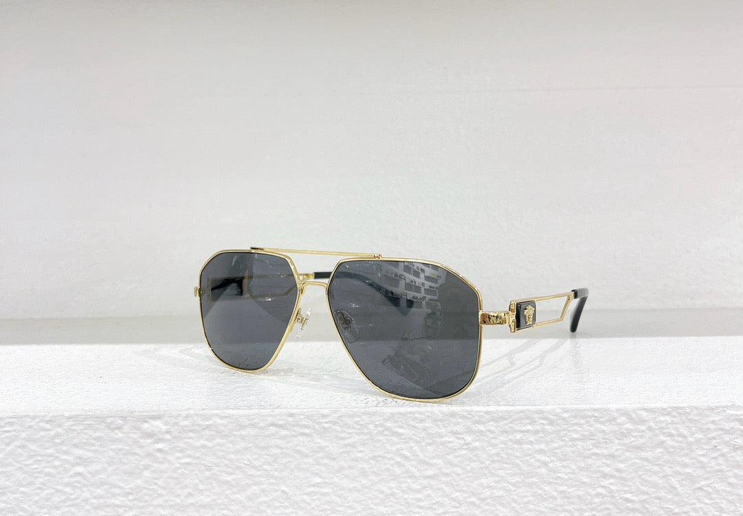 Schwarze, braune, blaue und gelbe Sonnenbrille