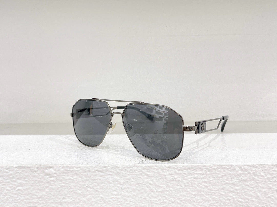 Schwarze, braune, blaue und gelbe Sonnenbrille