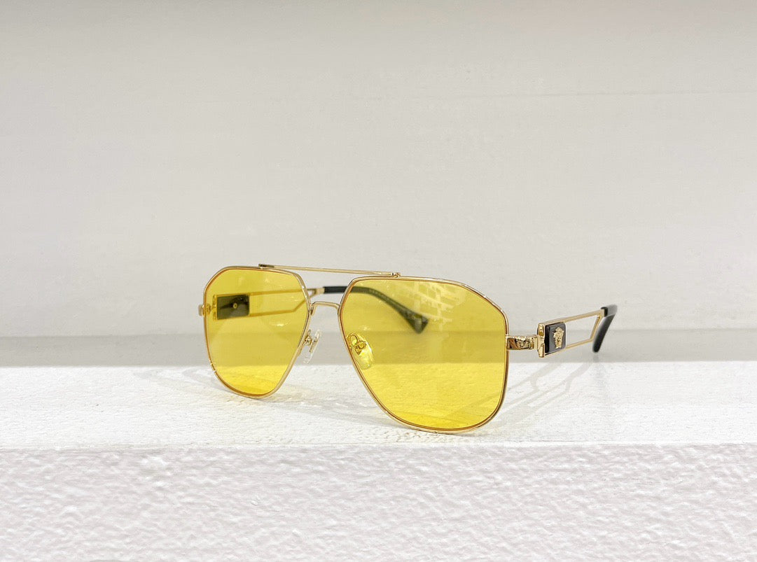 Schwarze, braune, blaue und gelbe Sonnenbrille