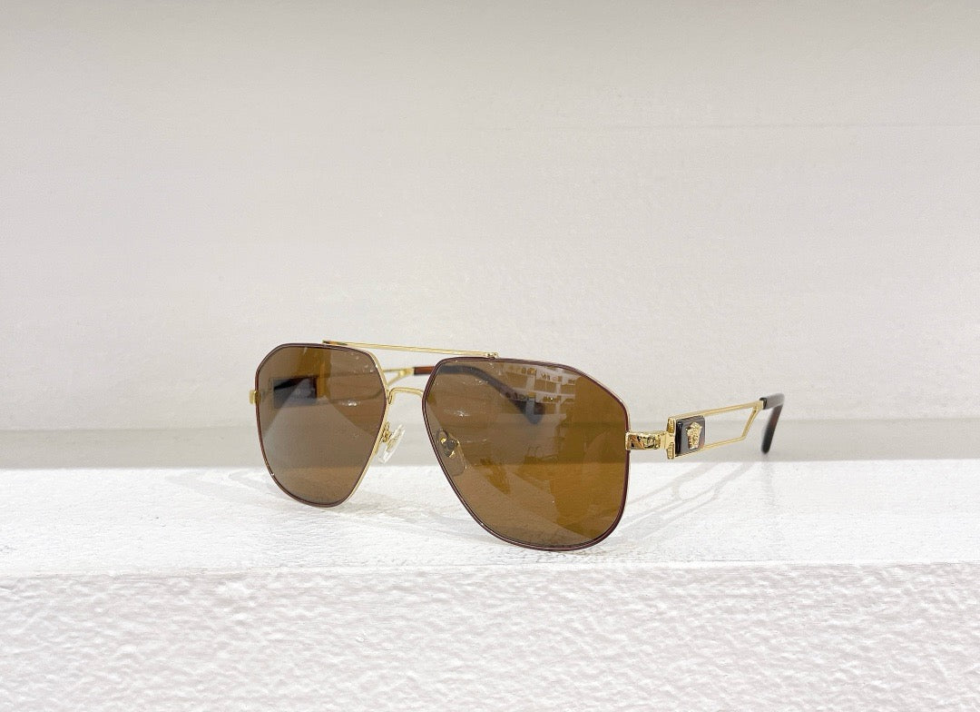 Schwarze, braune, blaue und gelbe Sonnenbrille