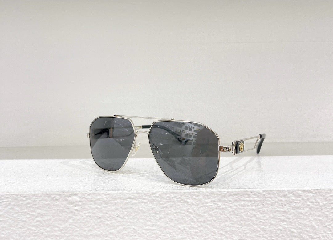 Schwarze, braune, blaue und gelbe Sonnenbrille