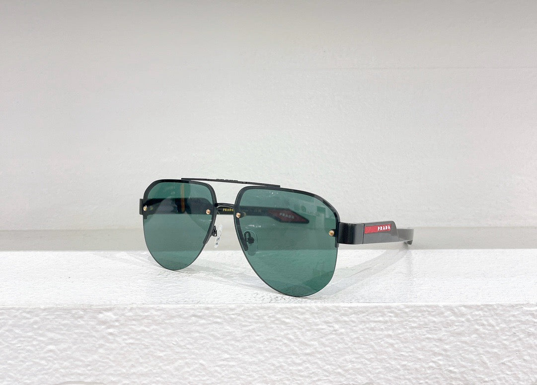 Weiße, schwarze, braune und blaue Sonnenbrille