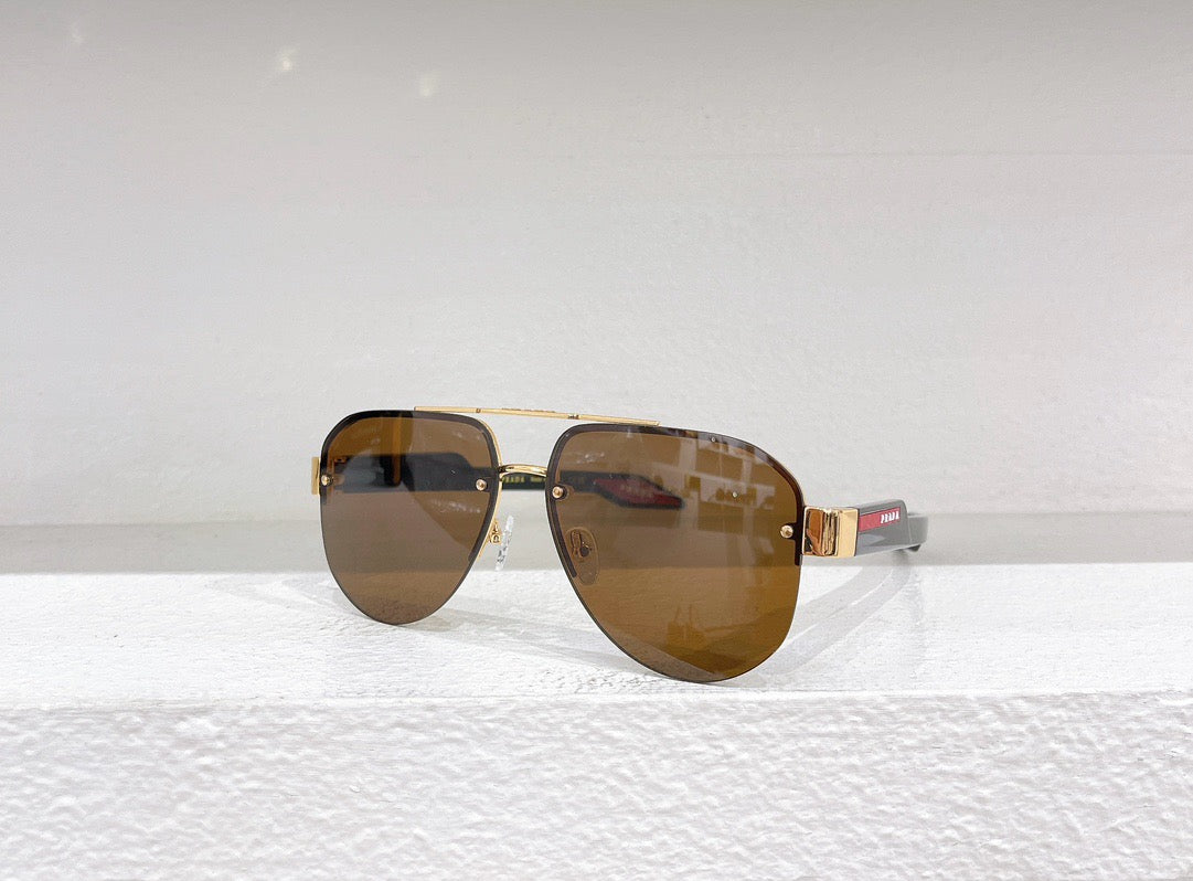 Weiße, schwarze, braune und blaue Sonnenbrille