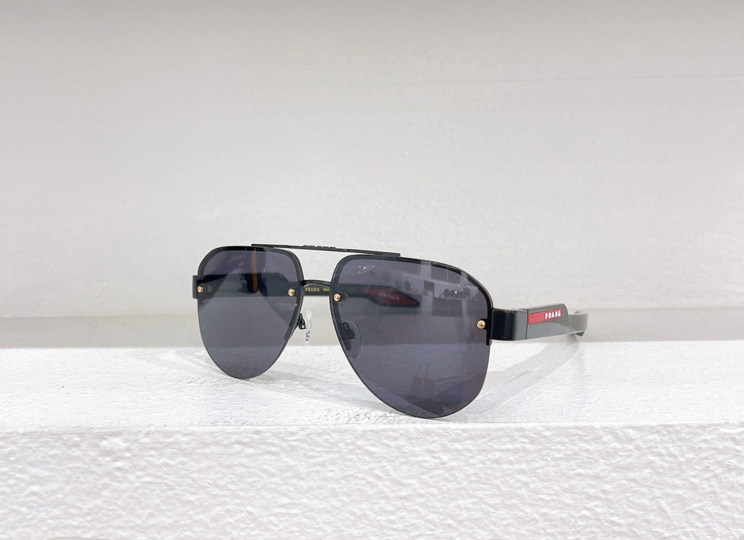 Weiße, schwarze, braune und blaue Sonnenbrille