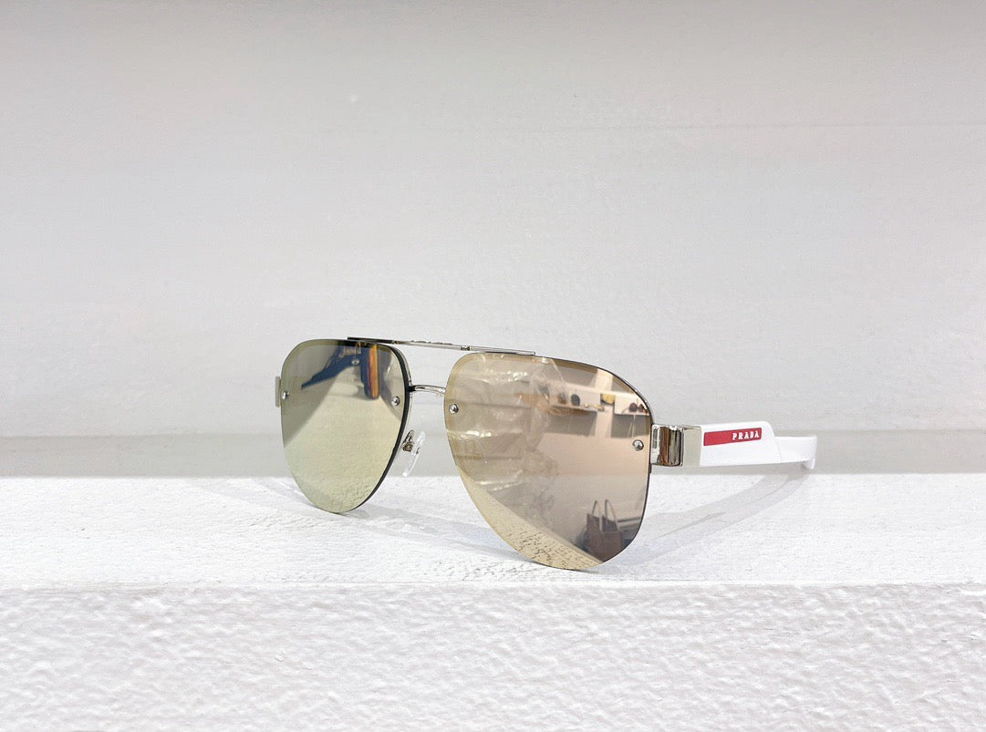 Weiße, schwarze, braune und blaue Sonnenbrille