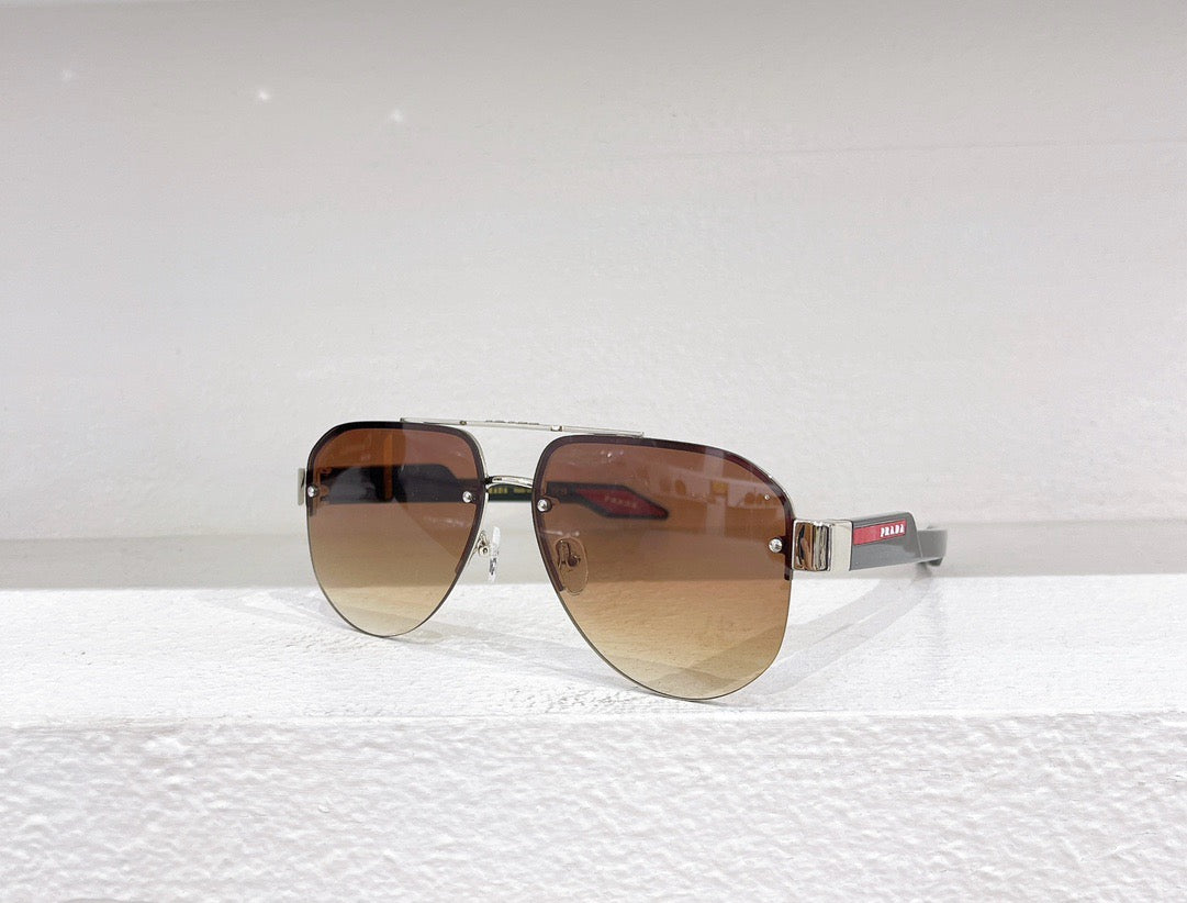 Weiße, schwarze, braune und blaue Sonnenbrille