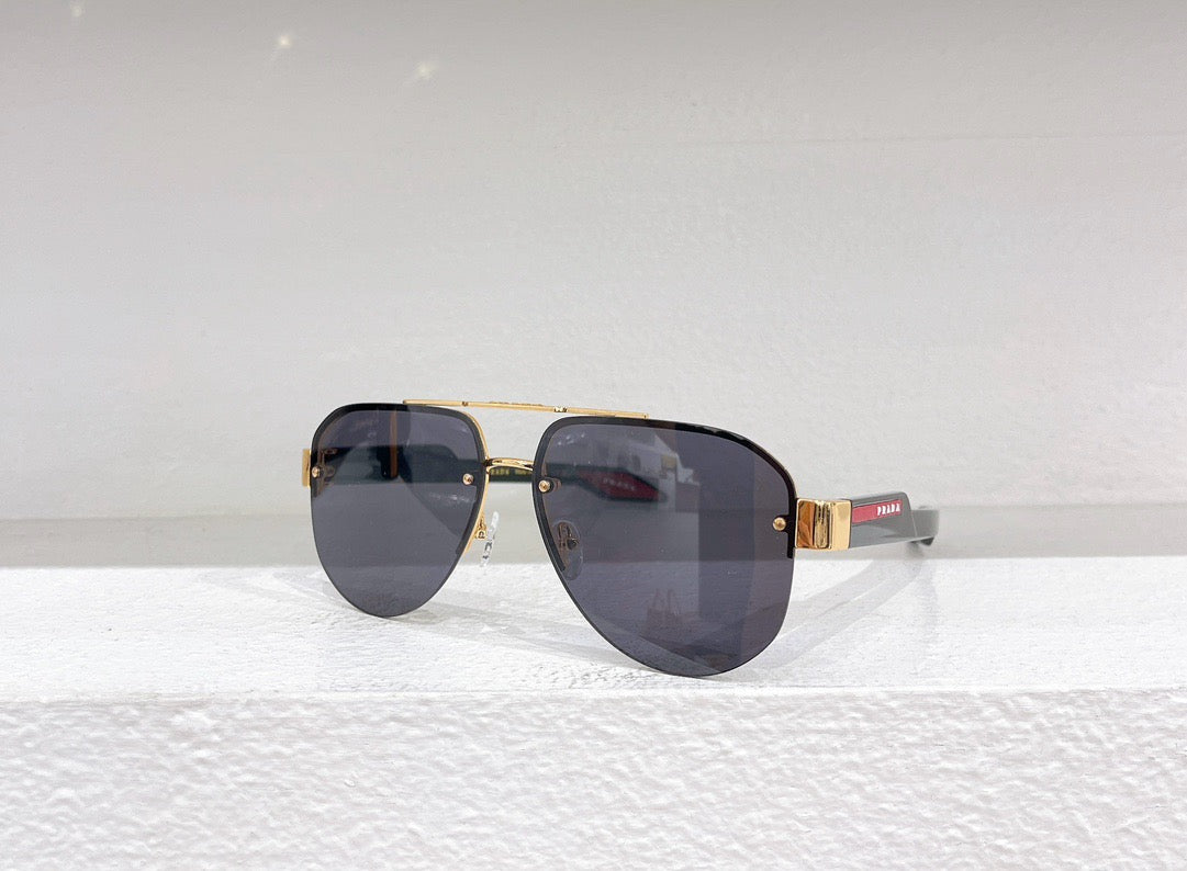 Weiße, schwarze, braune und blaue Sonnenbrille