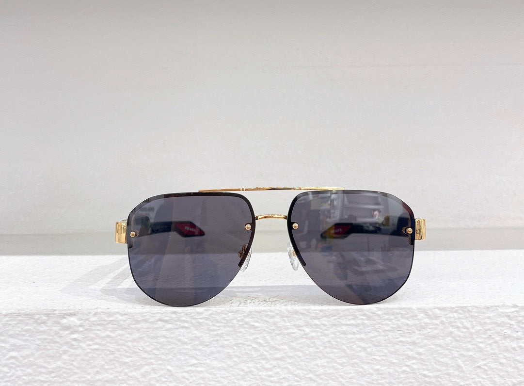 Weiße, schwarze, braune und blaue Sonnenbrille