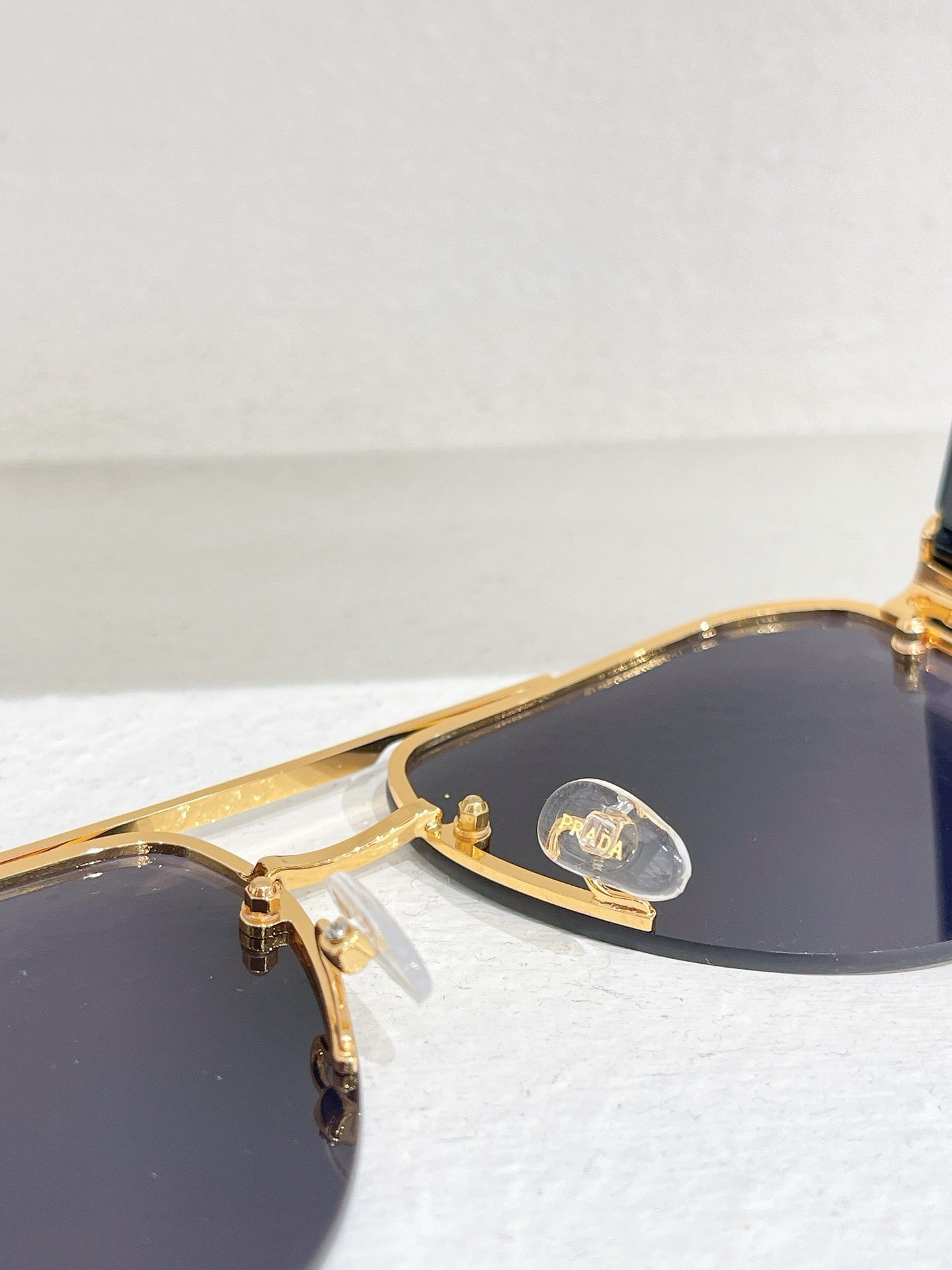 Weiße, schwarze, braune und blaue Sonnenbrille