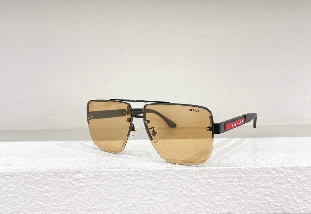 نظارة شمسية باللون الأسود والبني والأزرق