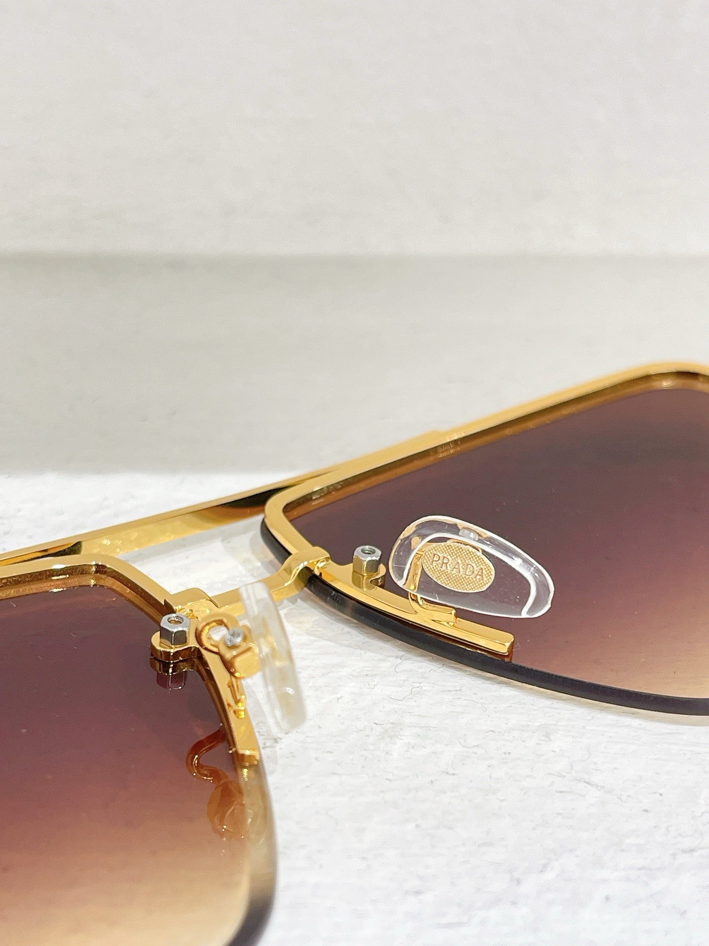 Schwarze, braune und blaue Sonnenbrille