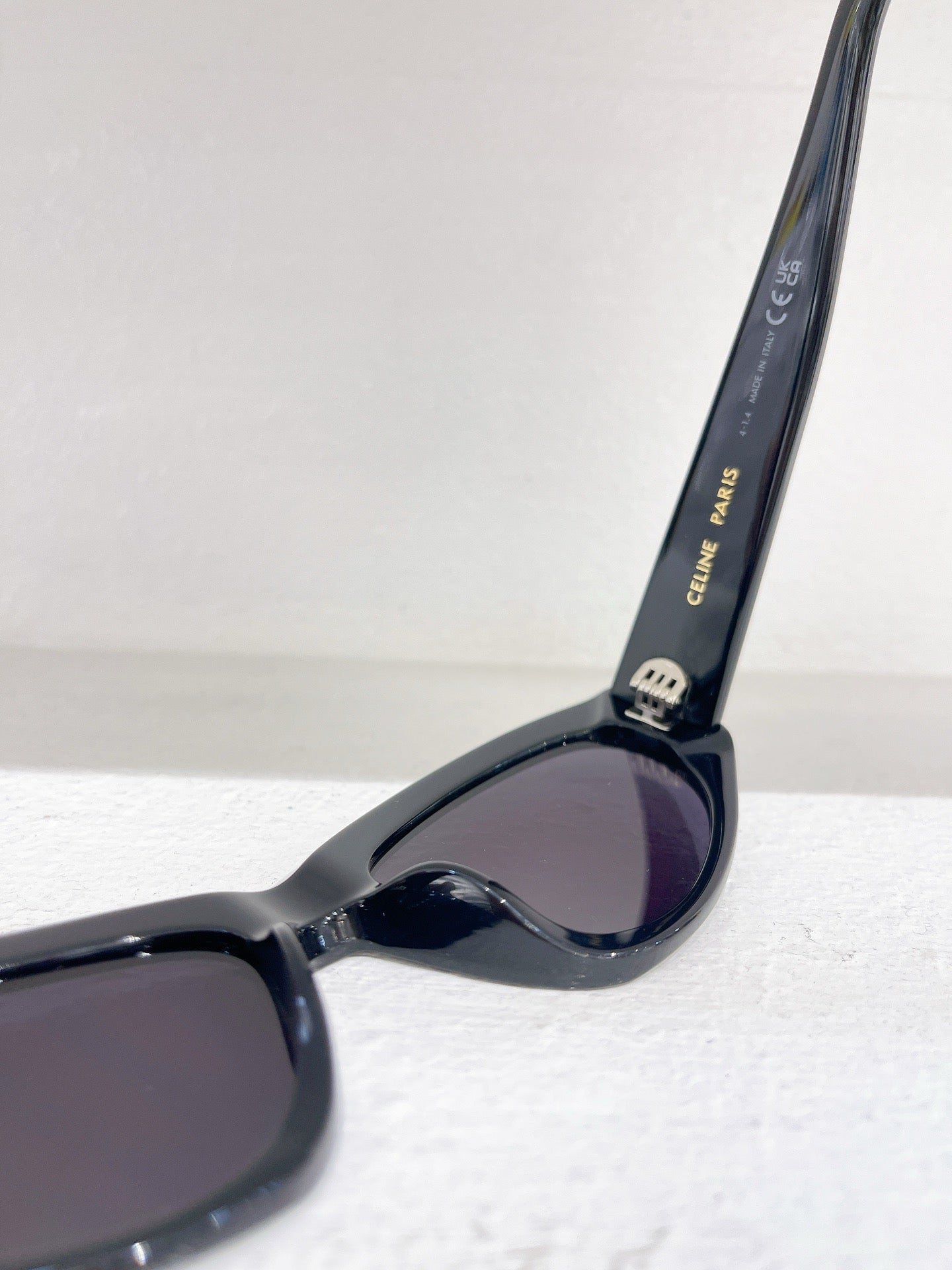 Sonnenbrille in Schwarz, Blau, Rosa, Himmelblau und Weiß