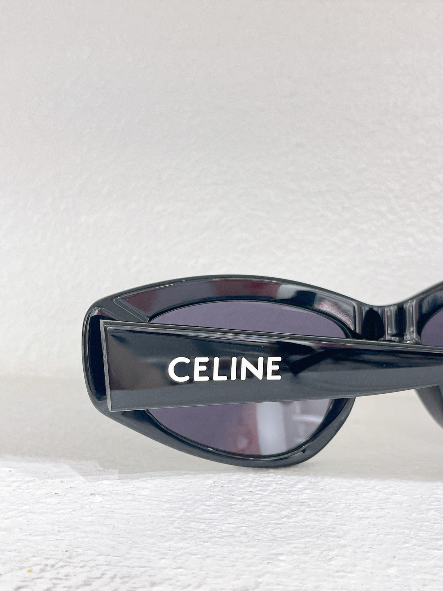 Sonnenbrille in Schwarz, Blau, Rosa, Himmelblau und Weiß