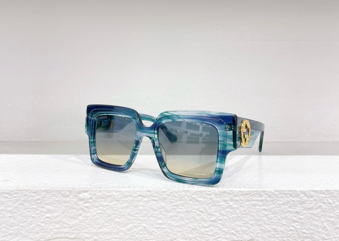 Schwarze, rote und weiße Sonnenbrille