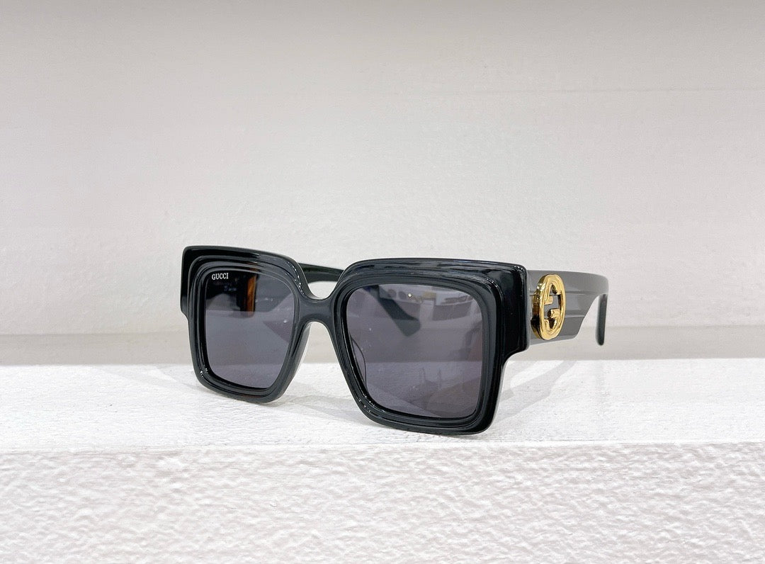 Schwarze, rote und weiße Sonnenbrille