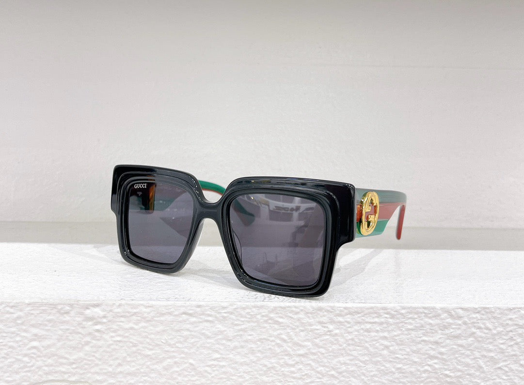 Schwarze, rote und weiße Sonnenbrille