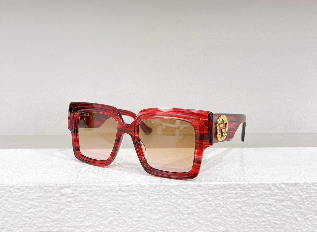 Schwarze, rote und weiße Sonnenbrille
