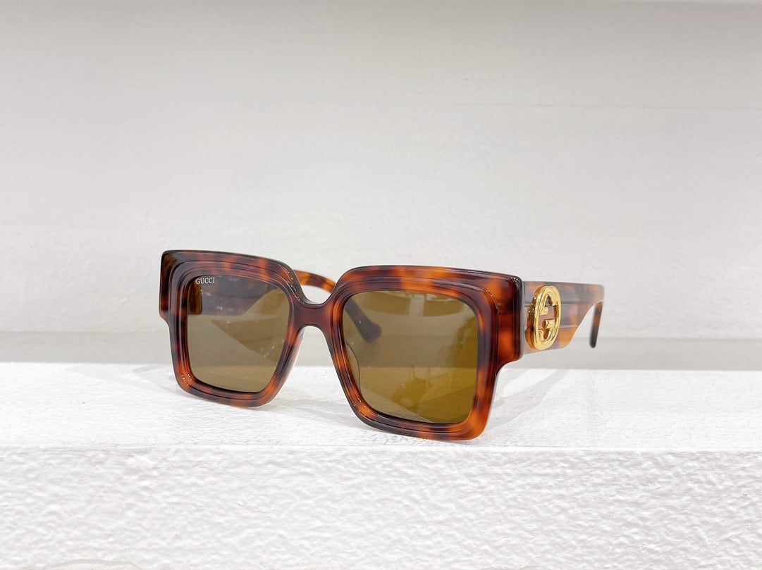 Schwarze, rote und weiße Sonnenbrille