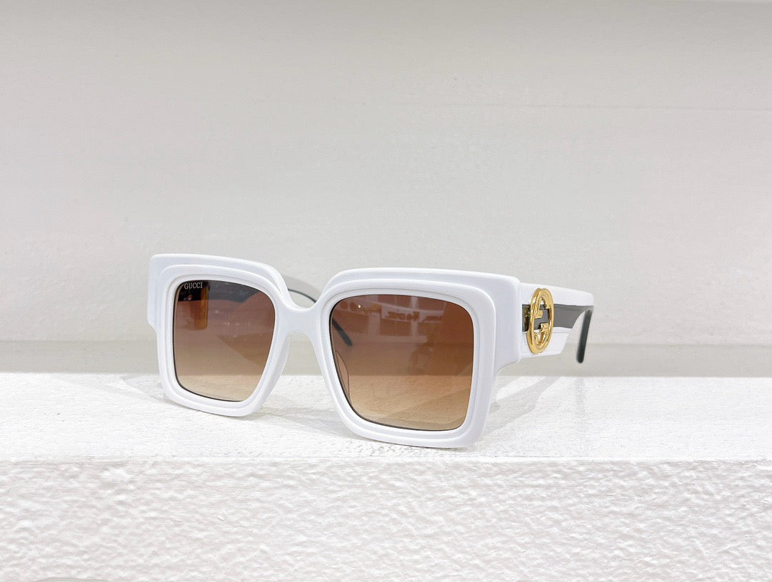 Gafas de sol negras, rojas y blancas