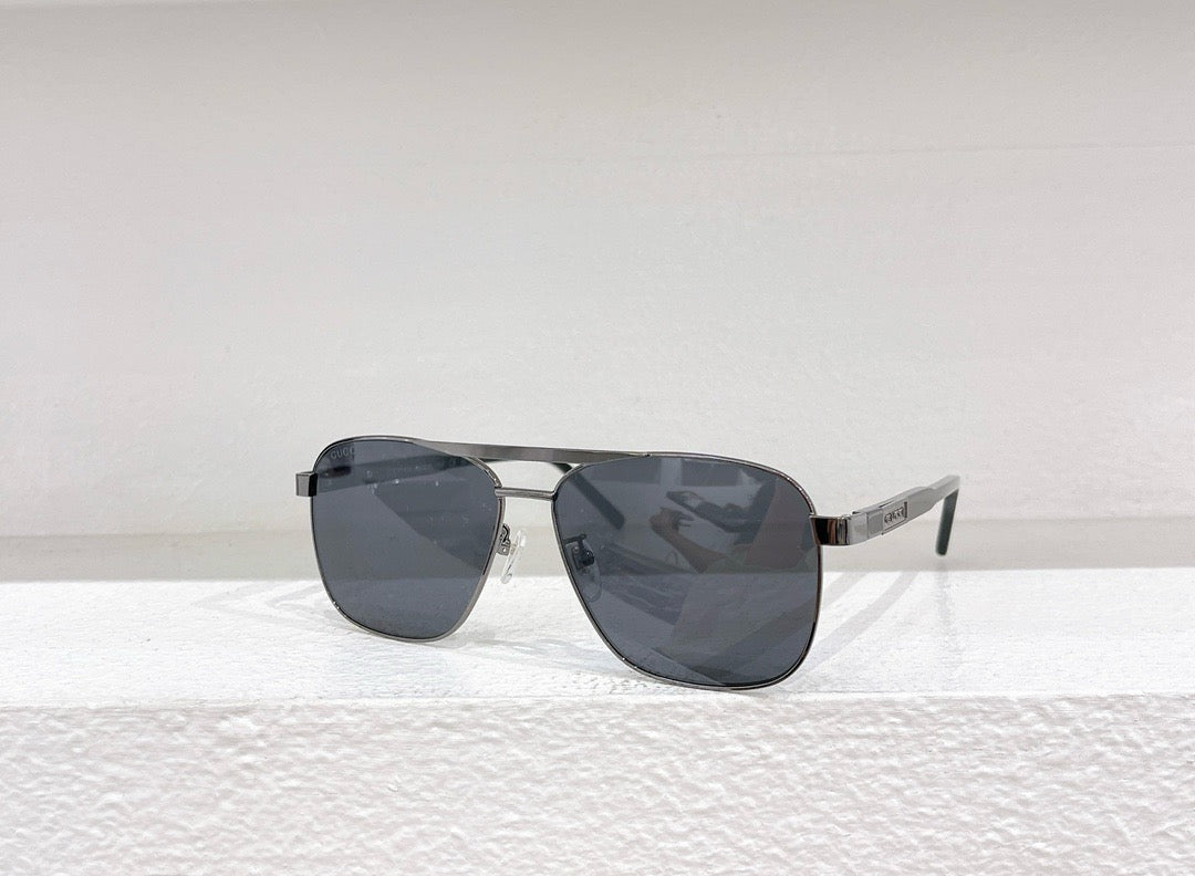 Schwarze, braune und grüne Sonnenbrille