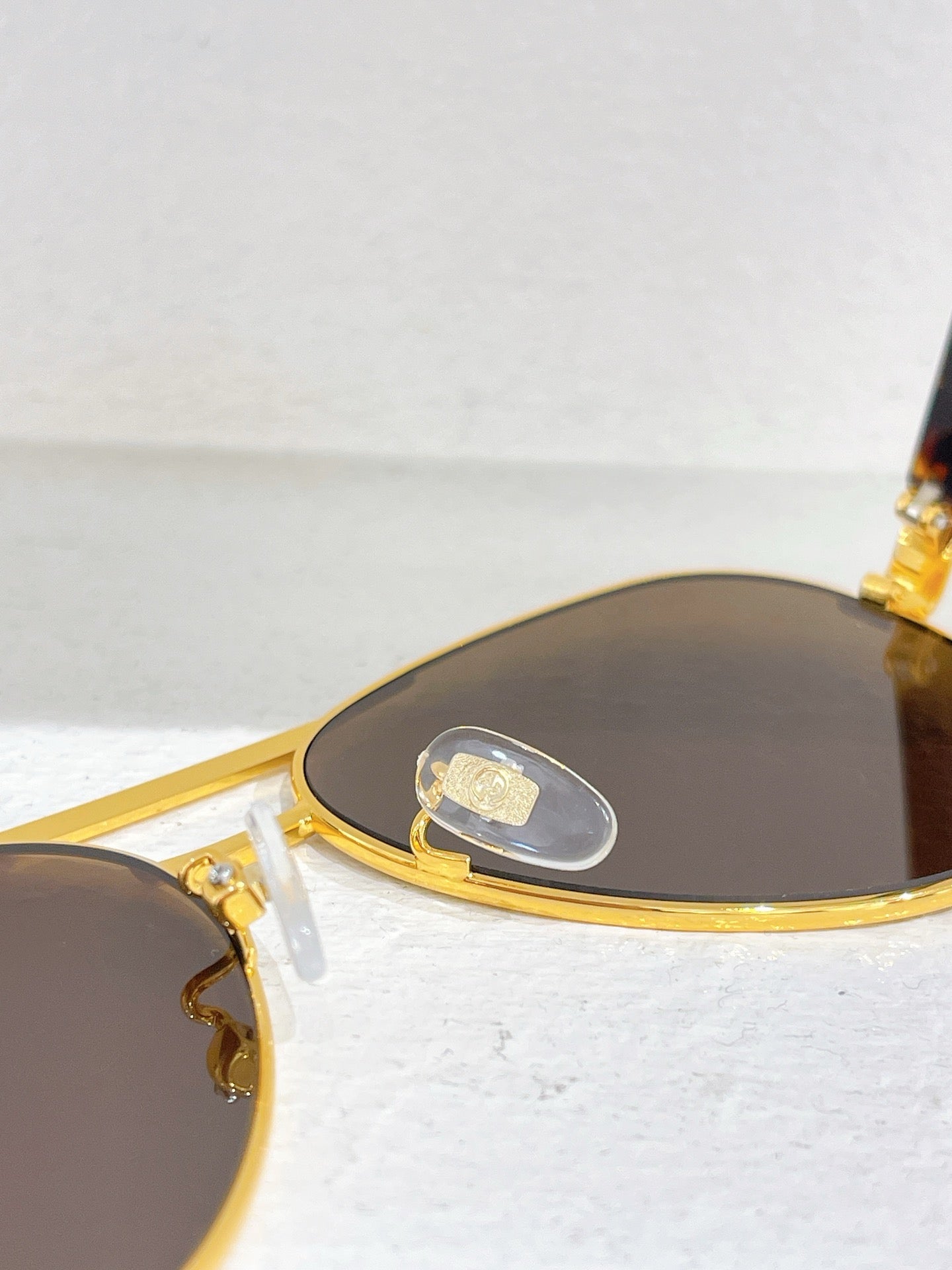 Schwarze, braune und blaue Sonnenbrille