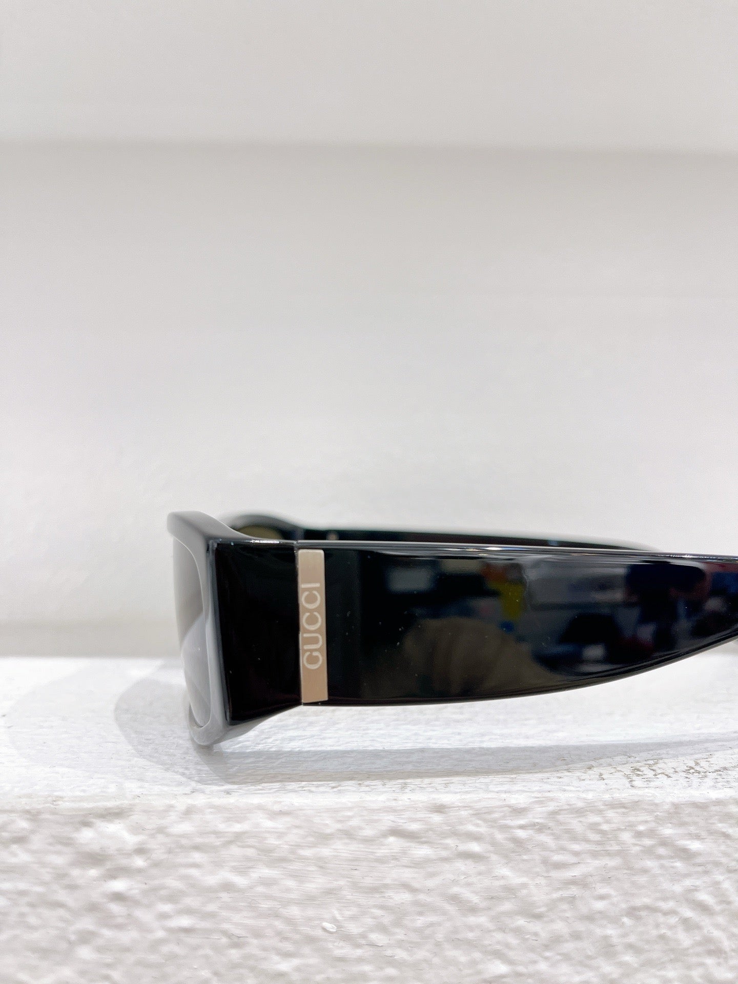Schwarze, braune und blaue Sonnenbrille