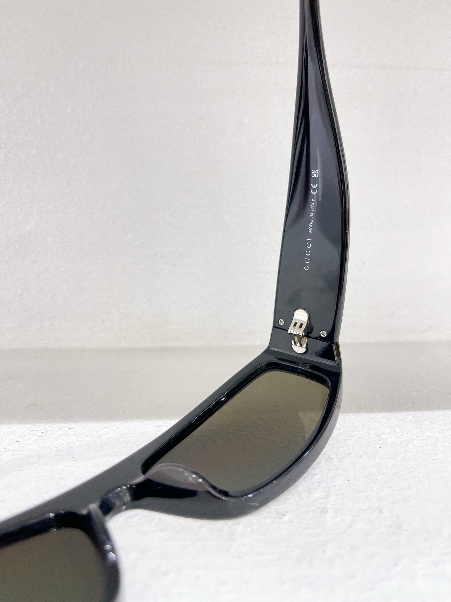 Schwarze, braune und blaue Sonnenbrille