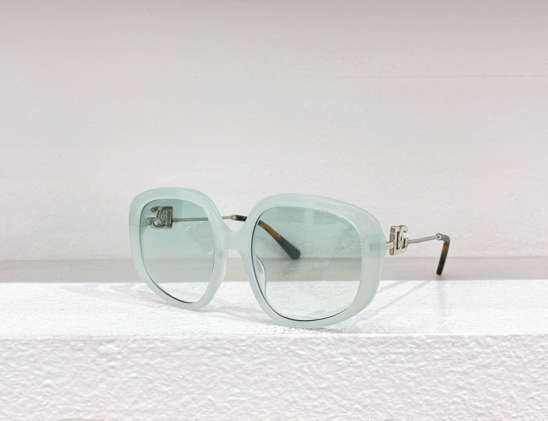 Himmelblaue, weiße, schwarze und rosa Sonnenbrille