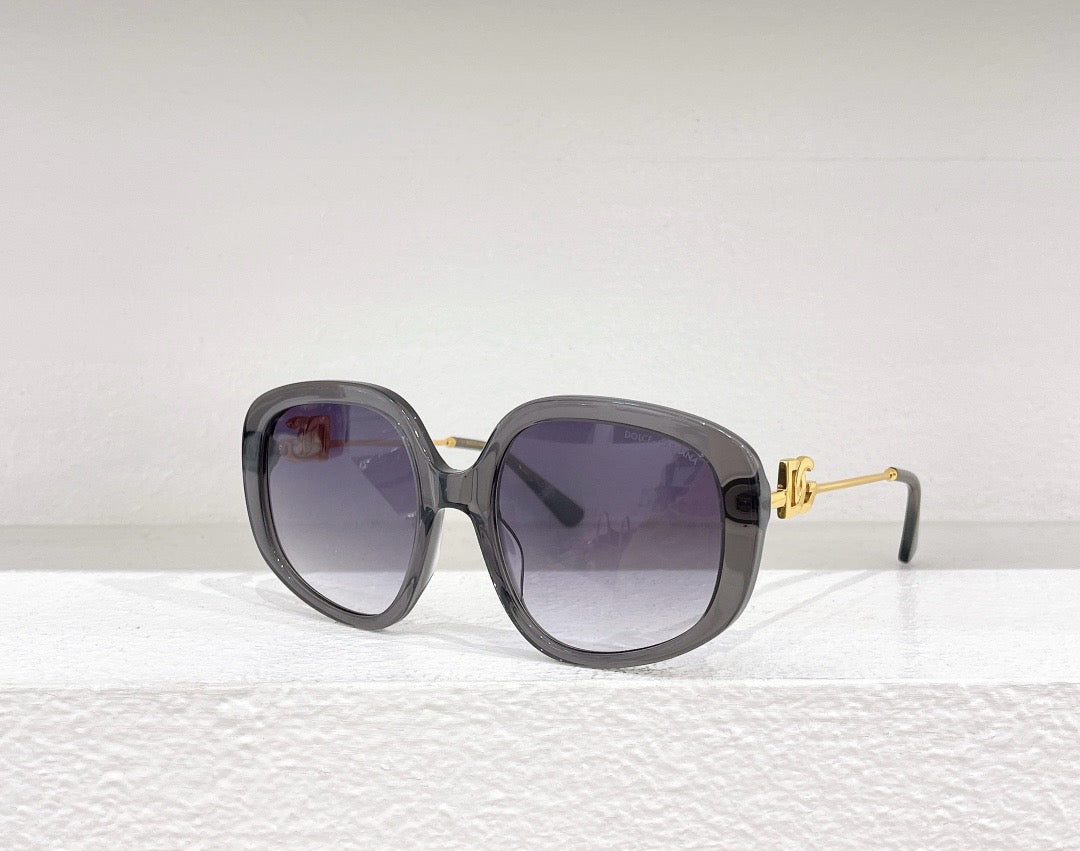 Himmelblaue, weiße, schwarze und rosa Sonnenbrille
