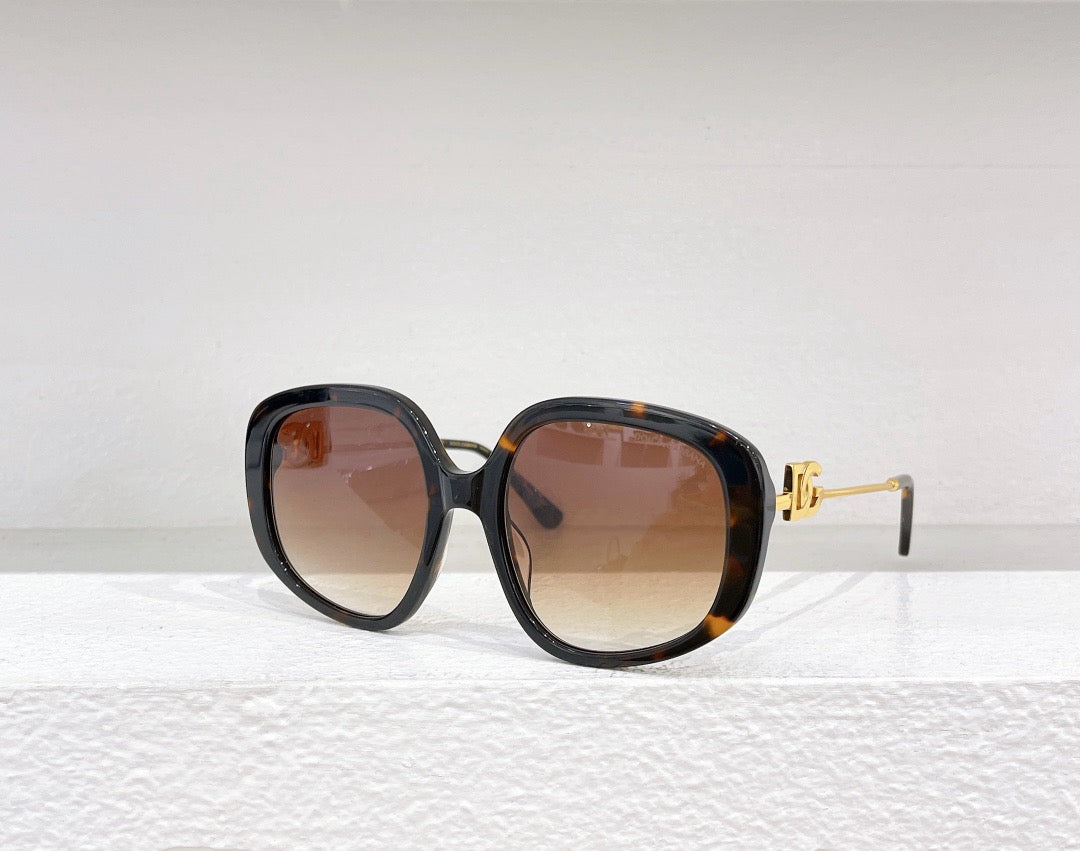 Himmelblaue, weiße, schwarze und rosa Sonnenbrille