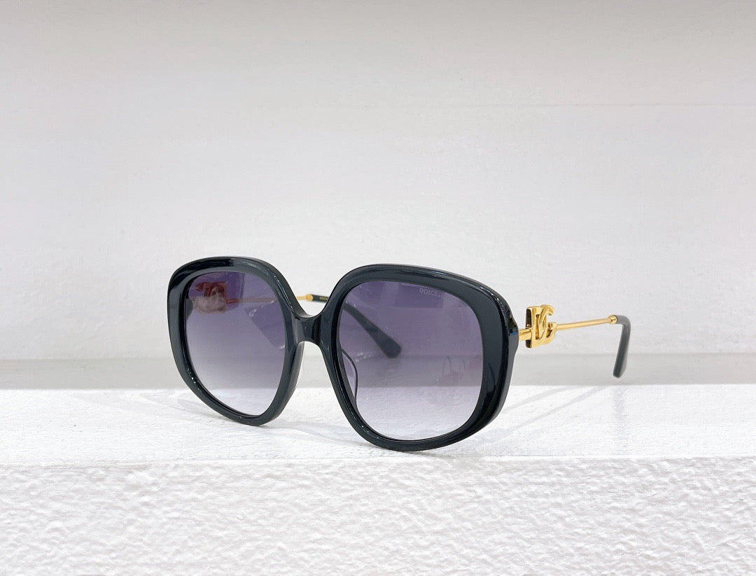 Himmelblaue, weiße, schwarze und rosa Sonnenbrille