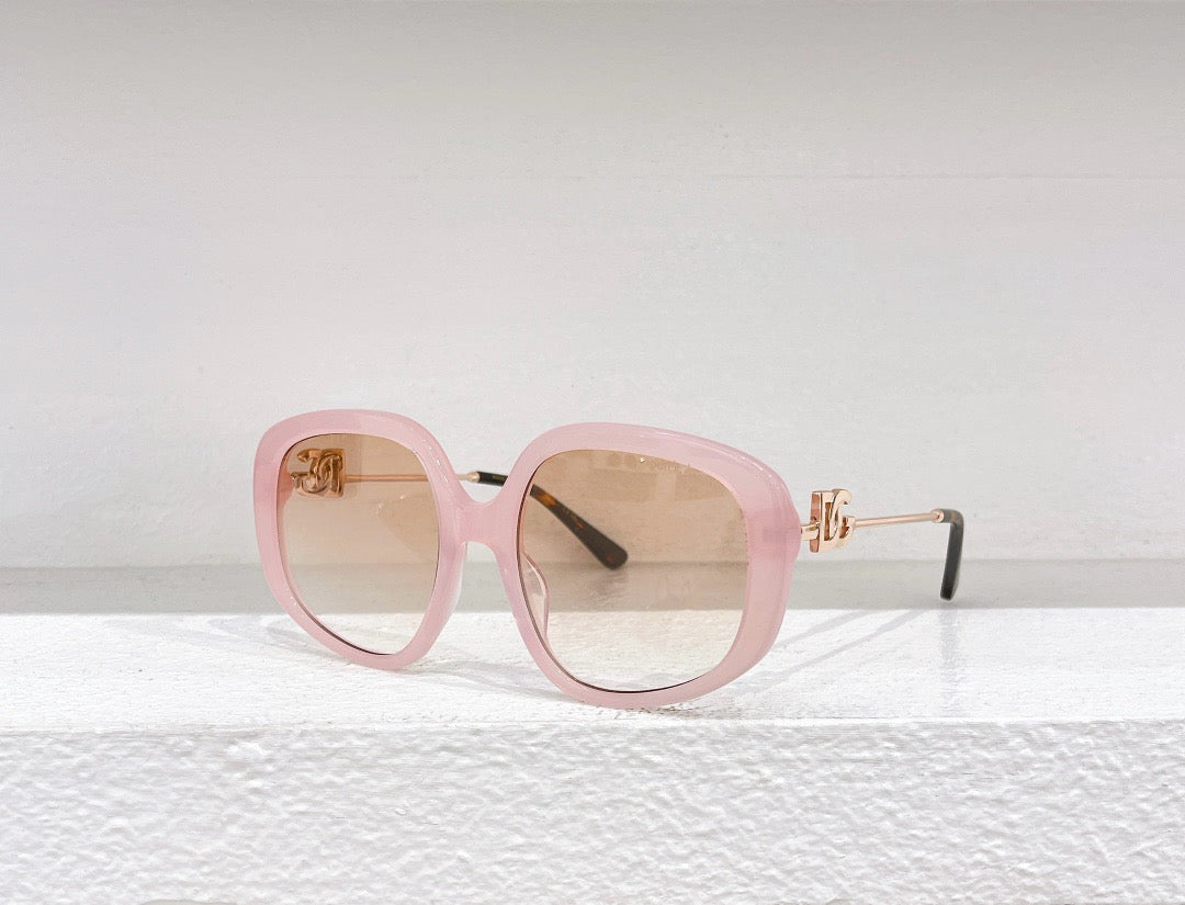 Himmelblaue, weiße, schwarze und rosa Sonnenbrille