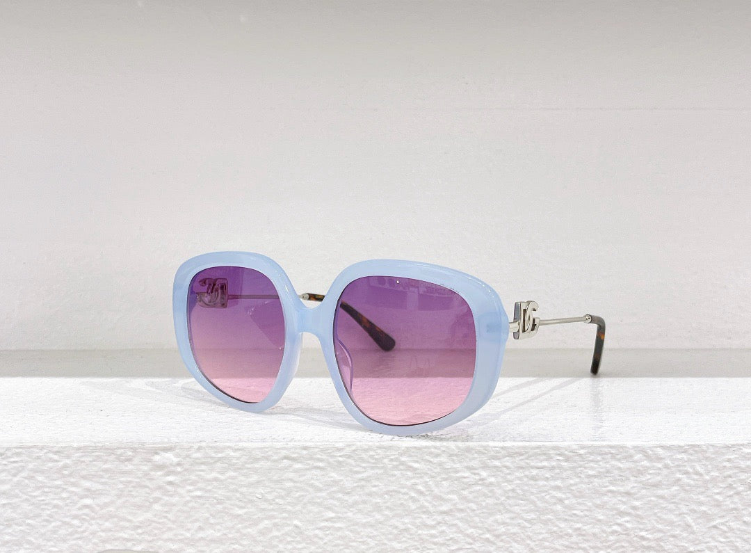 Himmelblaue, weiße, schwarze und rosa Sonnenbrille