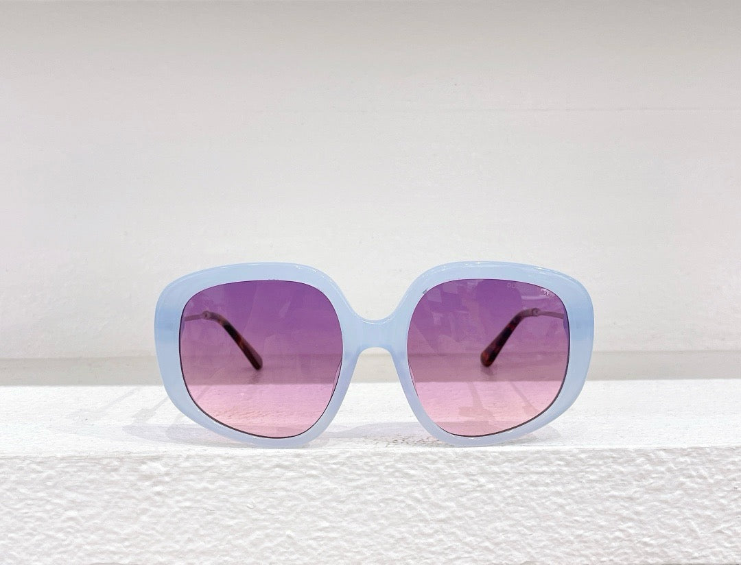 Himmelblaue, weiße, schwarze und rosa Sonnenbrille