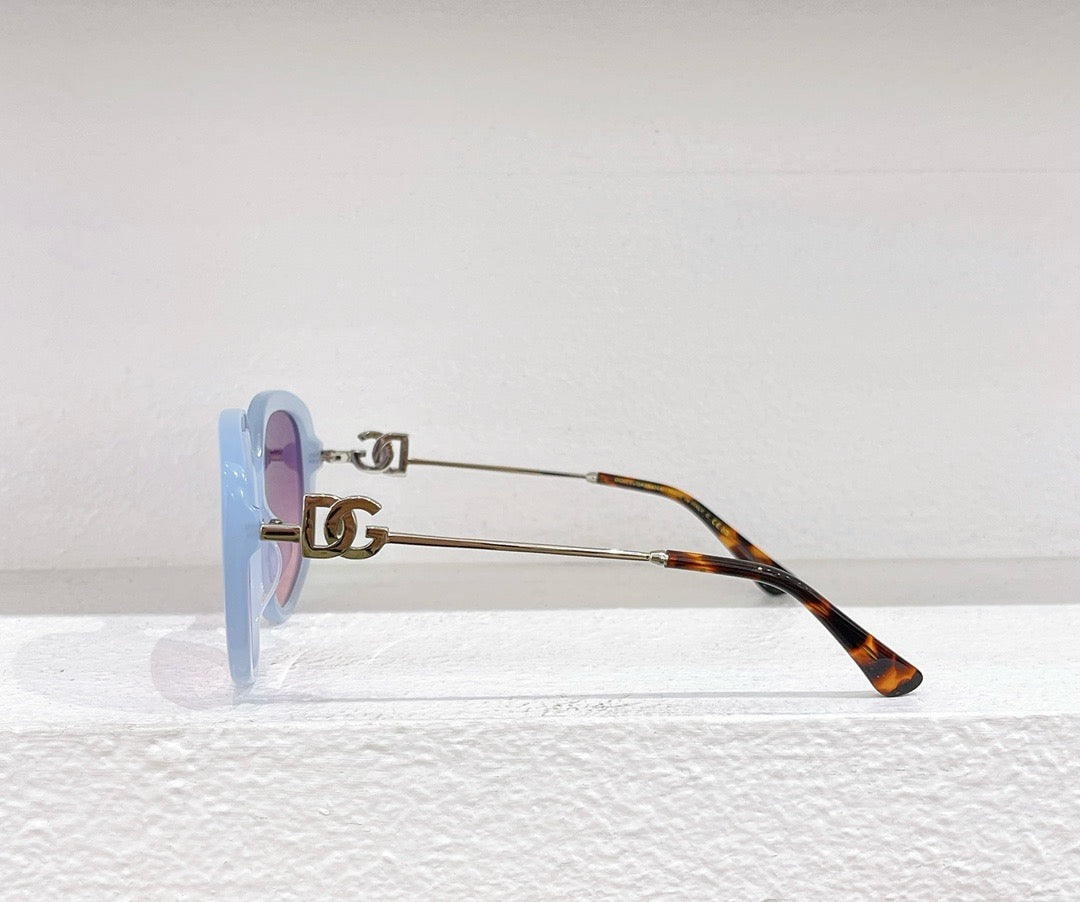 Himmelblaue, weiße, schwarze und rosa Sonnenbrille