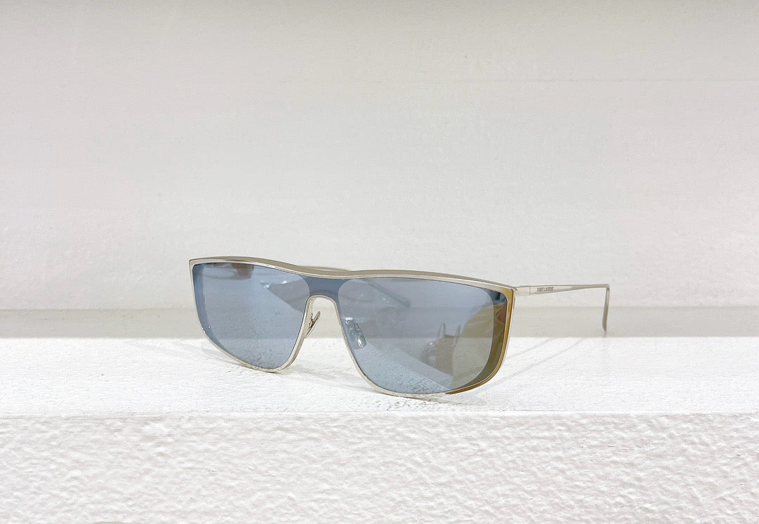 Gafas de sol negras y marrones