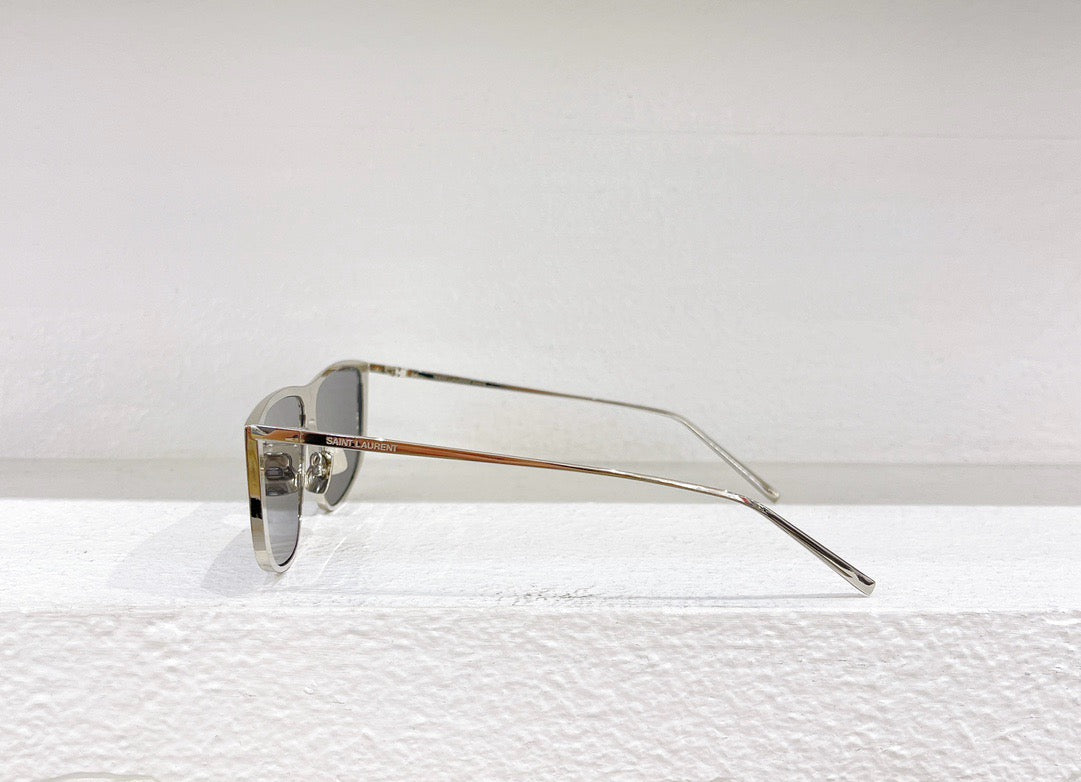 Gafas de sol negras y marrones