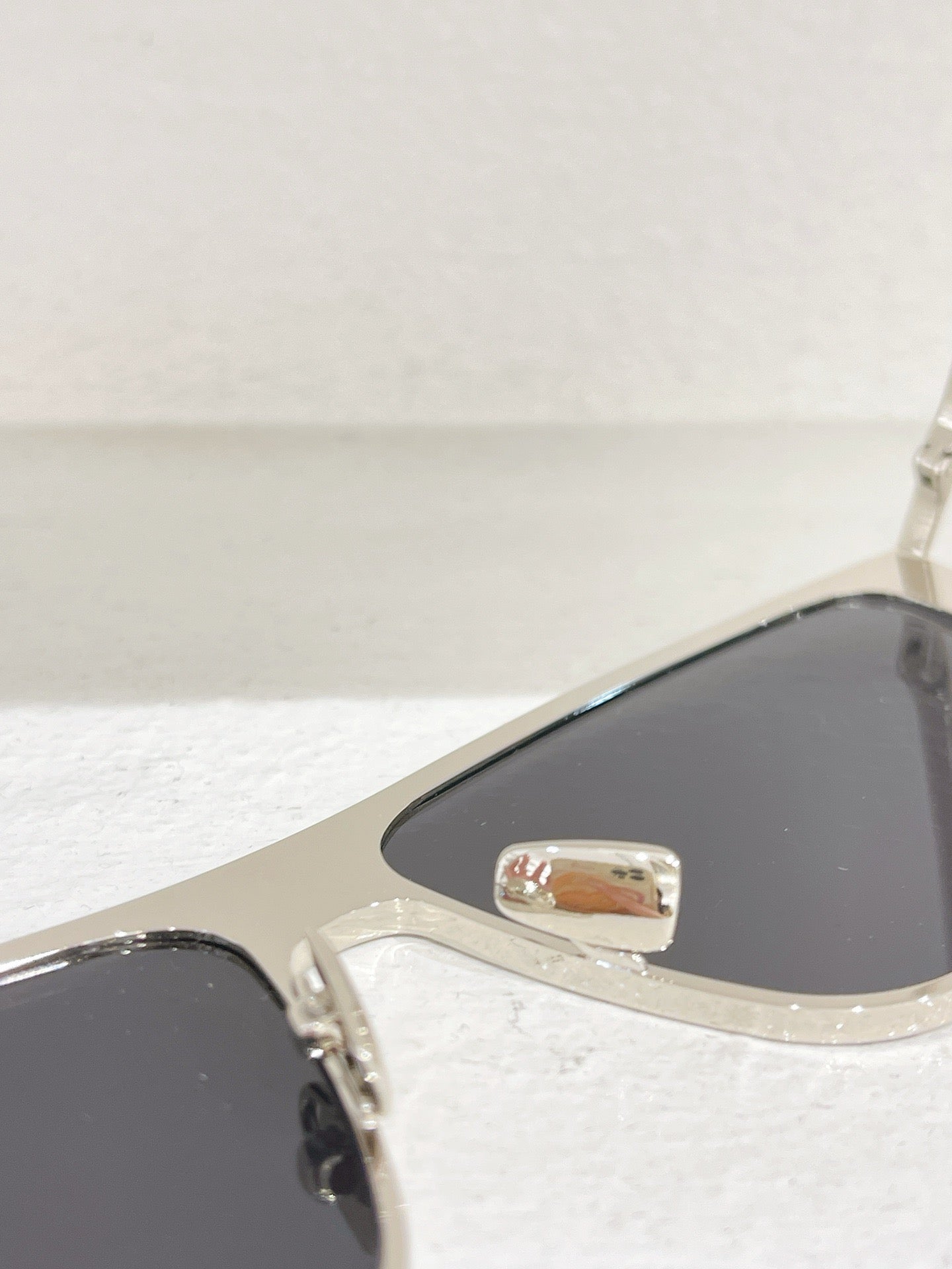 Gafas de sol negras y marrones