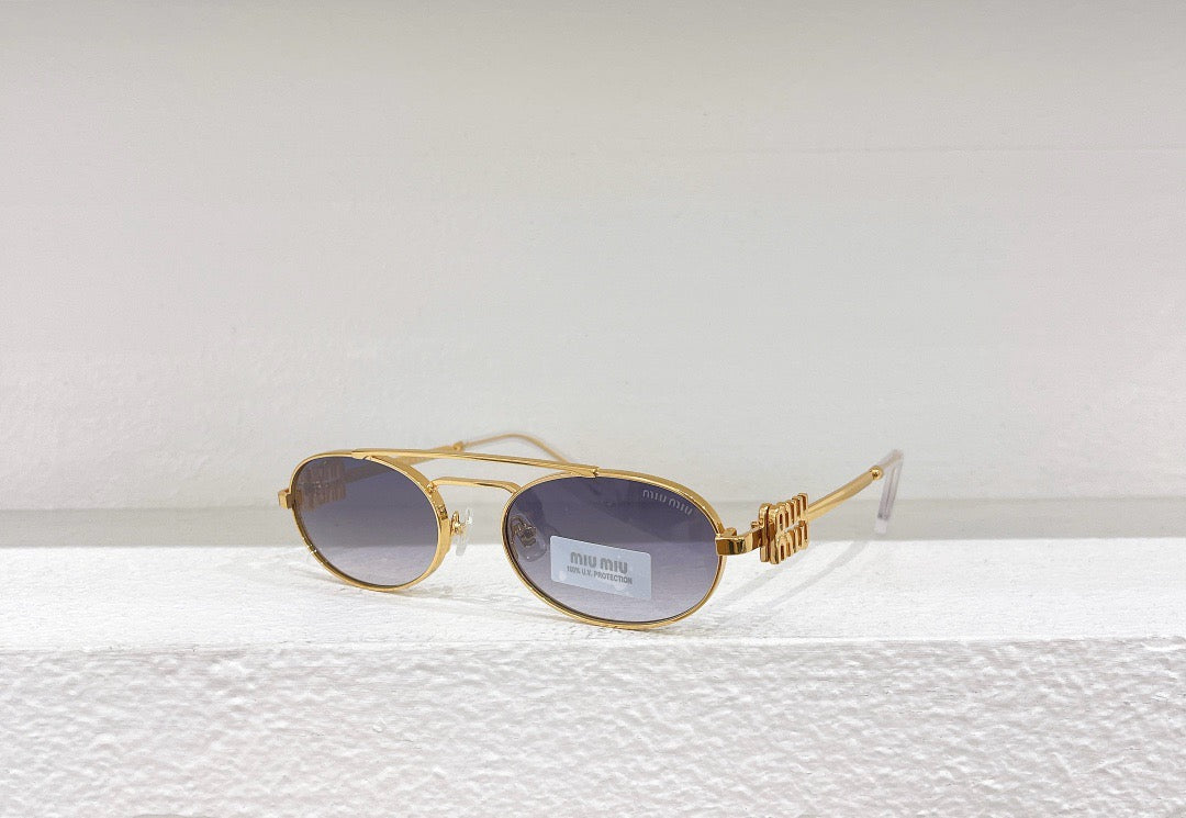 Schwarze, braune, rosa und weiße Sonnenbrille