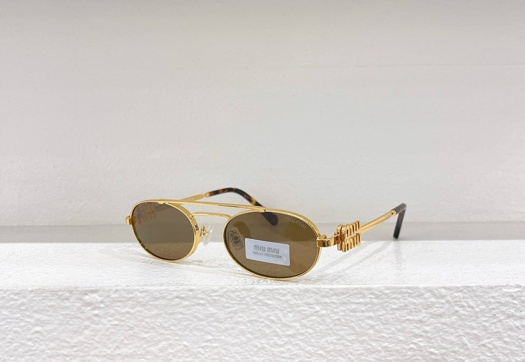 Schwarze, braune, rosa und weiße Sonnenbrille