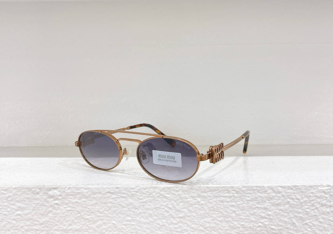 Schwarze, braune, rosa und weiße Sonnenbrille