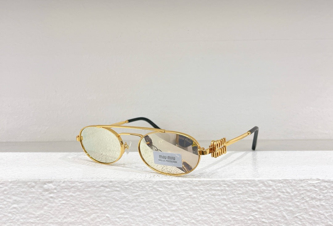 Schwarze, braune, rosa und weiße Sonnenbrille