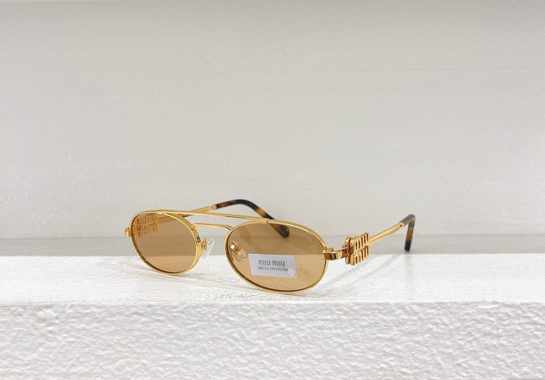 Schwarze, braune, rosa und weiße Sonnenbrille