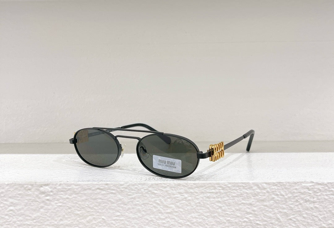 Schwarze, braune, rosa und weiße Sonnenbrille
