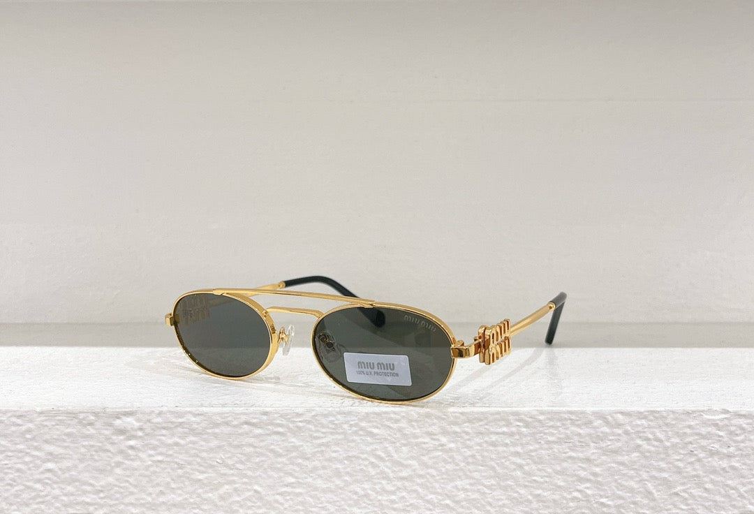 Schwarze, braune, rosa und weiße Sonnenbrille