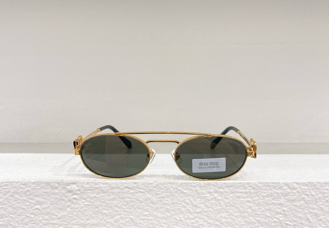 Schwarze, braune, rosa und weiße Sonnenbrille