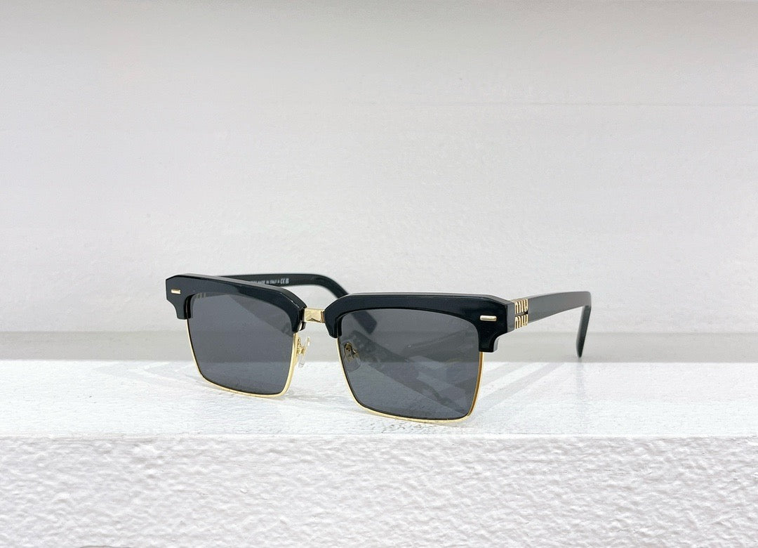 Schwarze, braune, rosa und weiße Sonnenbrille