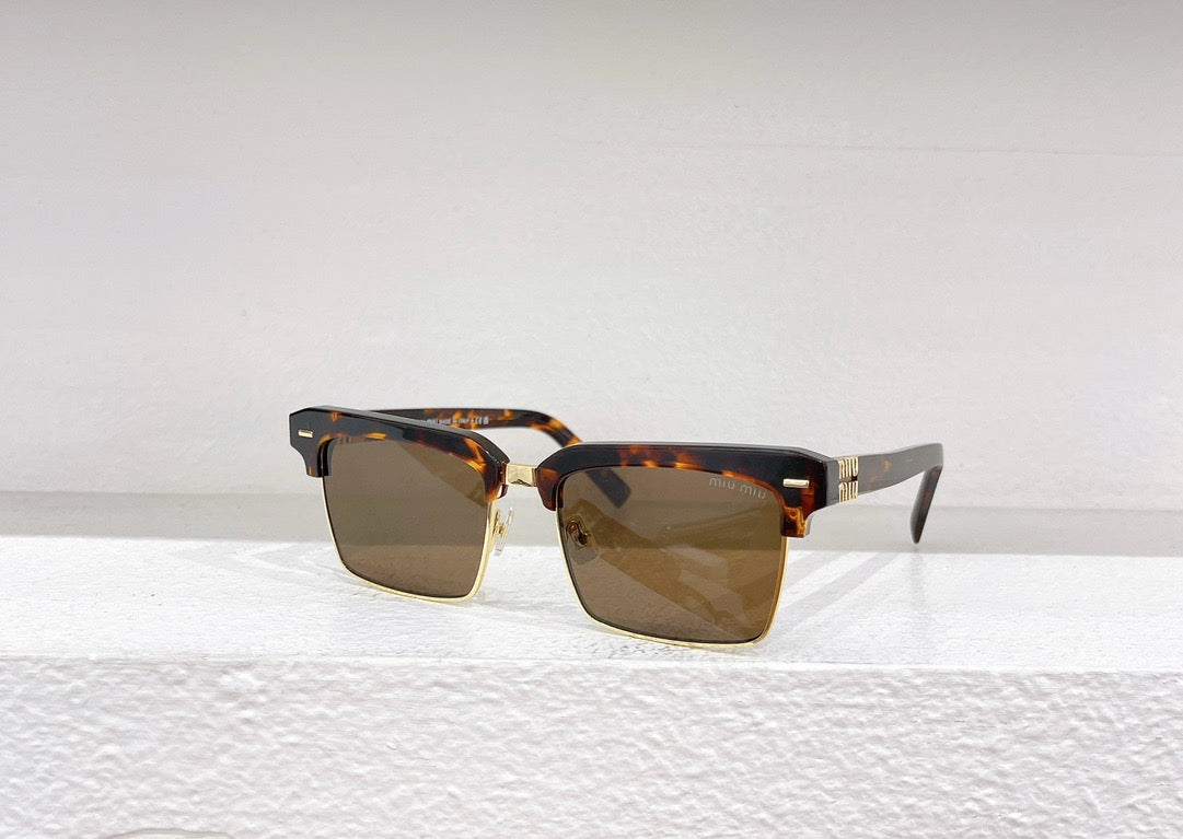 Schwarze, braune, rosa und weiße Sonnenbrille
